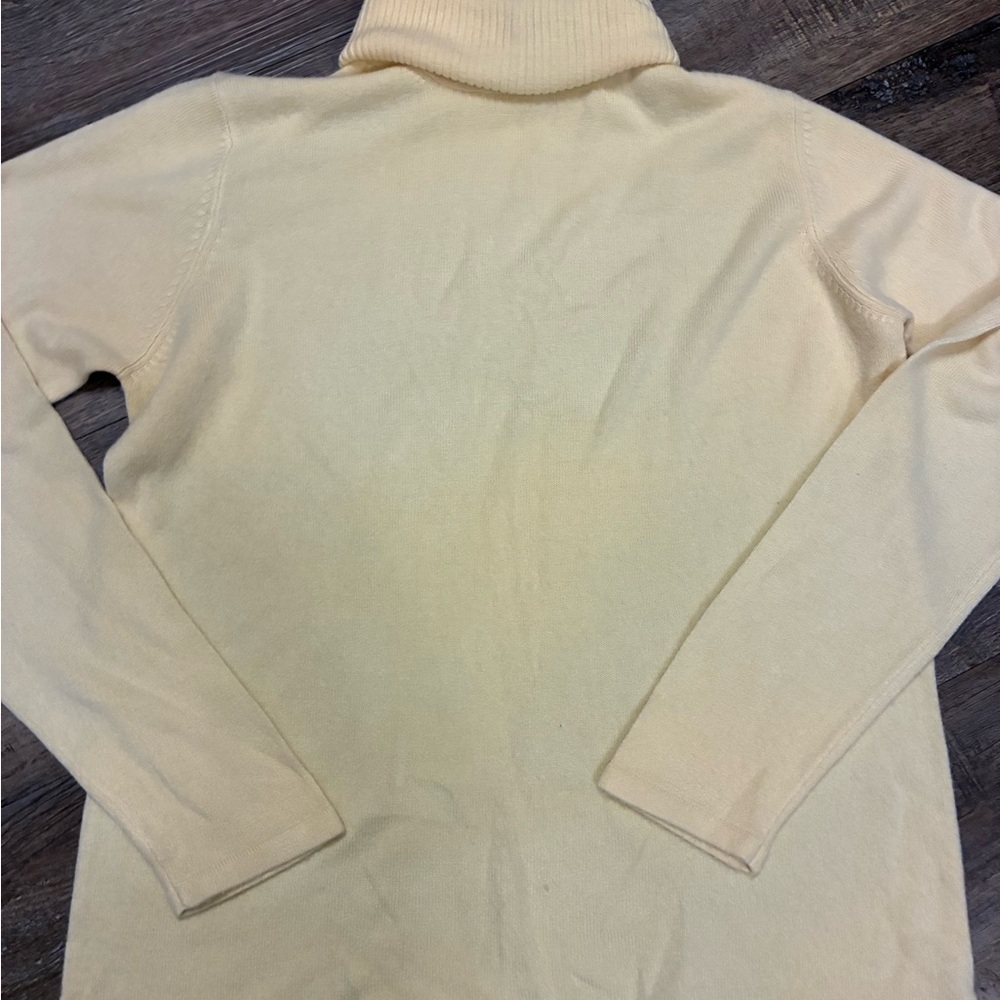 Vintage 1970s Women's Butter Yellow Turtleneck Sweater 100% silk